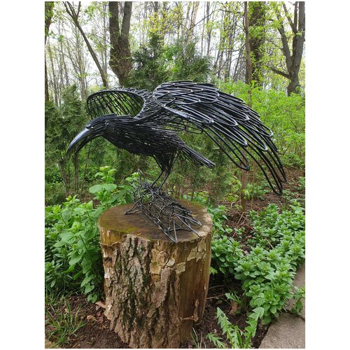 Ажурная скульптура из проволоки ворон