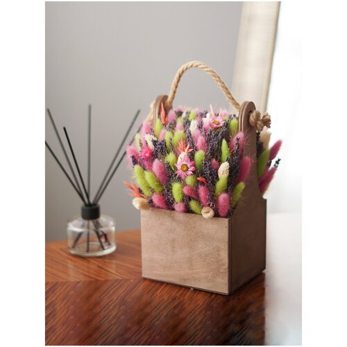 Весенний букет из сухоцветов с гелиптерумом в деревянном ящике
